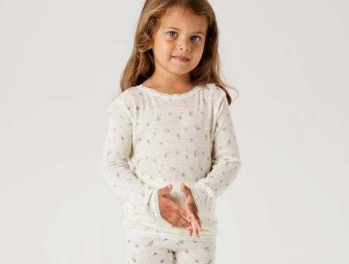 Barn iført Name It uld bluse i snow white med blomsterprint